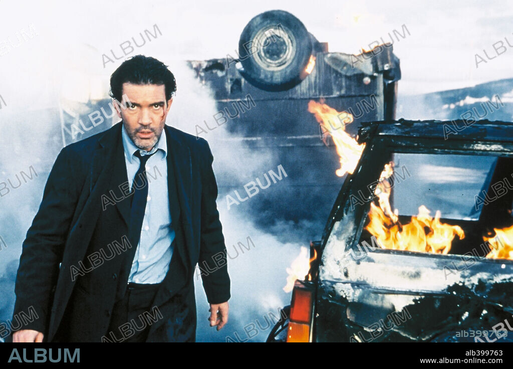 ANTONIO BANDERAS en BALLISTIC: ECKS VS. SEVER, 2002, dirigida por WYCH KAOSAYANANDA. Copyright CHRIS LEE PRODUCTIONS/DANTE ENTERTAINMENT/SUPERMEGA/FRANCHIS / MARKFIELD, ALAN.