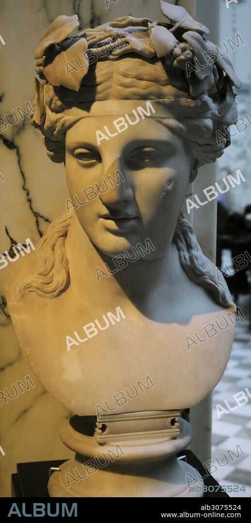 Dioniso (el Baco romano). Dios del vino. Busto romano. En la cabeza lleva una corona de hiedra con hojas y bayas. Mármol. Siglo II. Restaurado. Hallado en la Villa Adriana de Tivoli, cercanías de Roma. Museo del Mediterráneo y Antigüedades del Oriente Próximo (Museum of Mediterranean and Near Eastern Antiquities). Estocolmo. Suecia.