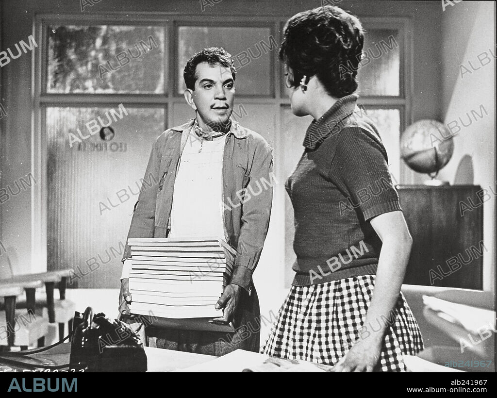 CANTINFLAS in THE EXTRA, 1962 (EL EXTRA), directed by MIGUEL M. DELGADO. Copyright POSA FILMS, S.A.