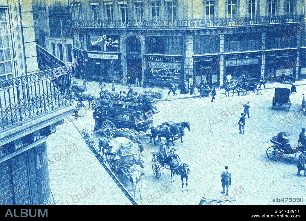 Paris - quelque part sur le trajet de l'omnibus Batignolles-Jardin des Plantes. l'omnibus passe devant la vitrine d'un magasin Abraham and Straus, photo ancienne, vers 1900. Credit JEAN VIGNE/KHARBINE TAPABOR.