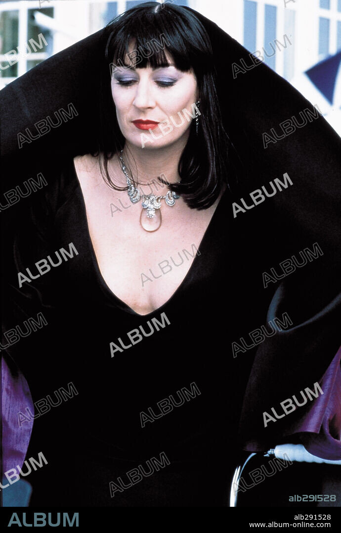 ANJELICA HUSTON en LA MALDICIÓN DE LAS BRUJAS, 1990 (THE WITCHES), dirigida por NICOLAS ROEG. Copyright JIM HENSON PRODUCTIONS.