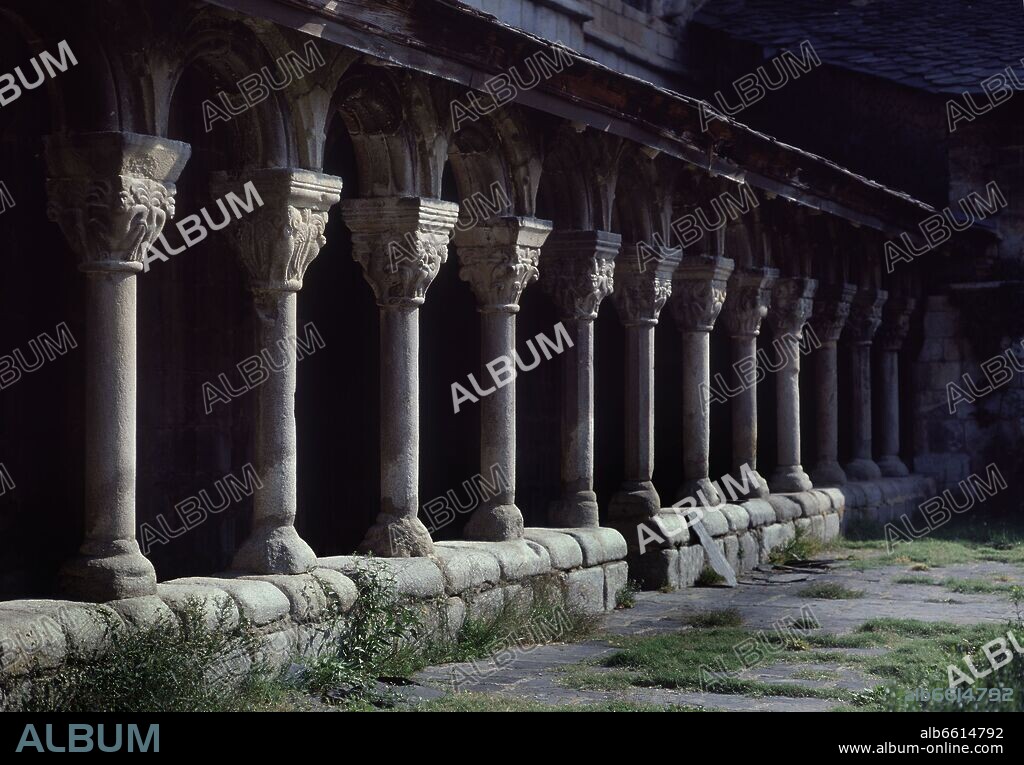 COLUMNAS DEL CLAUSTRO ROMANICO DE LA CATEDRAL DE LA SEO DE URGEL - SIGLO XIII.