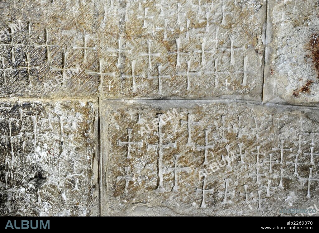 TIERRA SANTA. PEREGRINACION. ISRAEL. JERUSALEN. SANTO SEPULCRO. Cruces grabadas en las paredes del Santo Sepulcro, hechas por los peregrinos a lo largo de los siglos. Ciudad Vieja.