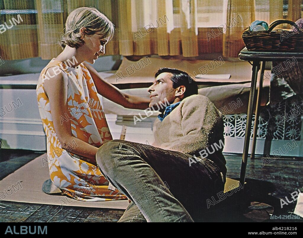 JOHN CASSAVETES et MIA FARROW dans ROSEMARY'S BABY, 1968, réalisé par ROMAN POLANSKI. Copyright PARAMOUNT PICTURES.