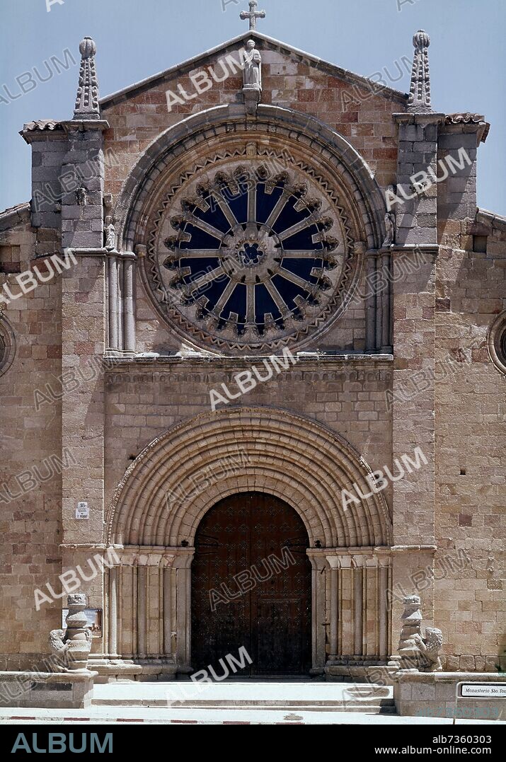 ROSETON DE LA IGLESIA DE SAN PEDRO INICIADA EN ESTILO ROMANICO Y TERMINADA EN ESTILO GOTICO EN EL SIGLO XIII - FOTO AÑOS 70.