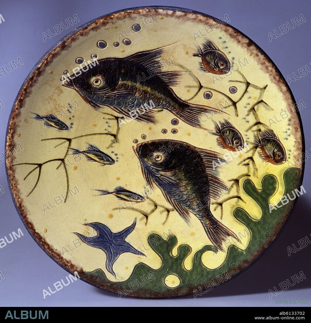 PLATO VIDRIADO Y DECORADO CON PECES-S XX ARTE POPULAR.