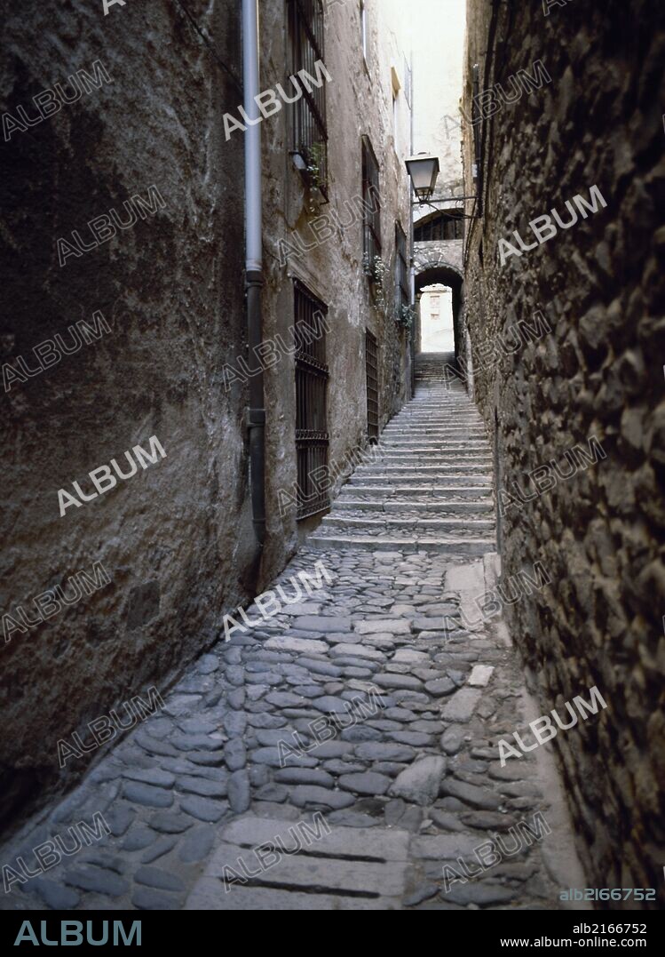 CATALUÑA. GIRONA. "EL CALL". Barrio antiguo judío de la ciudad, de caracteristicas medievales, con sus arcadas, pasajes estrechos y cubiertos. Las calles llevan los nombres de los antiguos oficios. Comarca del Gironés.