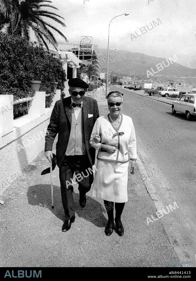 ARKIV FRANKRIKE 1970. Herbert Tingsten, professor i statsvetenskap, författare och samhällsdebattör samt chefredaktör för Dagens Nyheter (1946-1959), på promenad på franska rivieran tillsammans med hustrun Gerd våren 1970.. Foto: Reportagebild / SCANPIX Kod 37770.