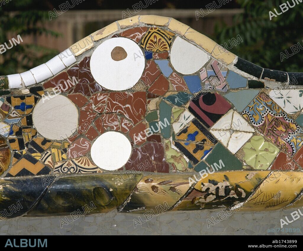 ARTE SIGLO XIX. MODERNISMO. ESPAÑA. GAUDI, Antoni (Riudoms, 1852-Barcelona, 1926). PARQUE GÜELL (1900-1914). Detalle del "trencadís" de los bancos de la Gran Terraza, realizado en cerámica, con la colaboración de Josep Mª JUJOL (1879-1949). BARCELONA. Cataluña.