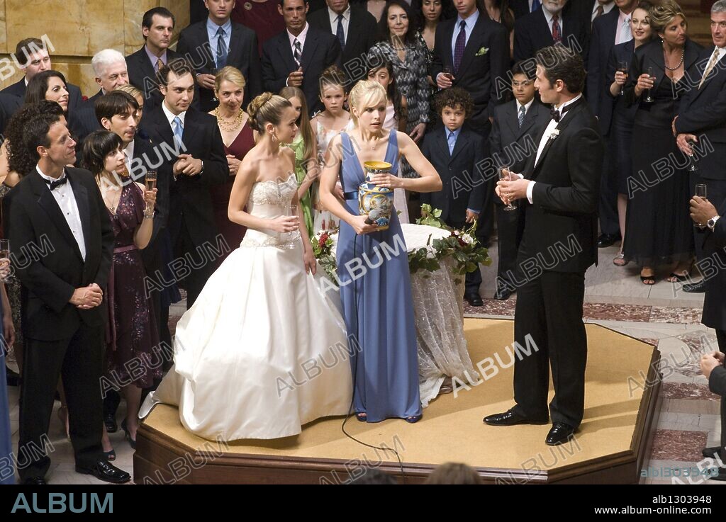 ALEXIS DZIENA and KRISTEN BELL in WHEN IN ROME, 2009, directed by MARK STEVEN JOHNSON. Copyright TOUCHSTONE PICTURES / ARONOWITZ, MYLES.