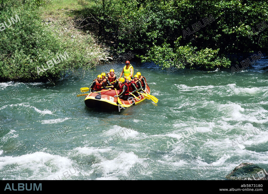 Rafting en río Noguera Pallaresa (Pallars Sobirà).