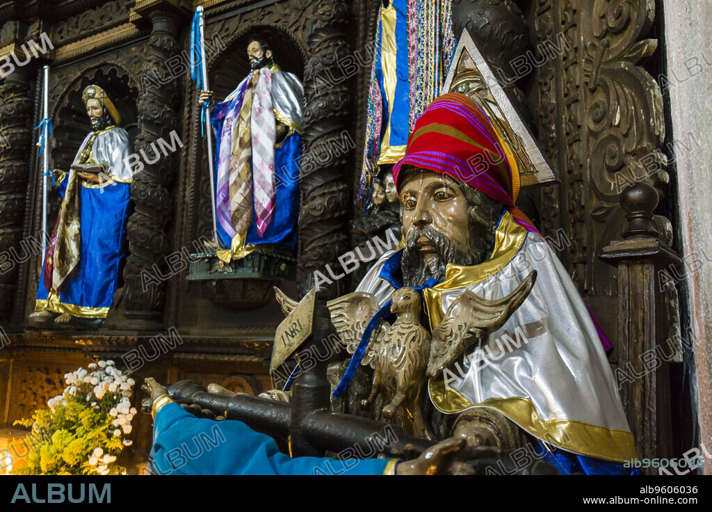 representacion de Dios todopodeIglesia de Santiago Apóstol, 1547, Santiago Atitlan, departamento de Sololá, Guatemala, Central America.