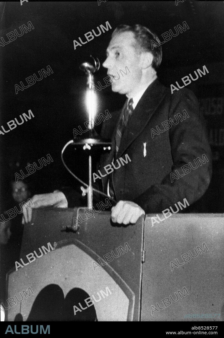 STOCKHOLM 19470309 - Sven-Olov Lindholm, en av förgrundsgestalterna inom svensk nationalsocialism talar på Östermalmstorg Foto: TT Kod: 194 COPYRIGHT SCANPIX SWEDEN.