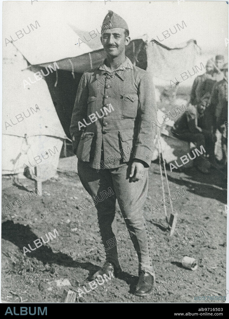 Uad Lau, Marruecos, agosto de 1921. Francisco Franco, comandante de la Primera Bandera del Tercio, ante su tienda del campamento avanzado de la Legión.