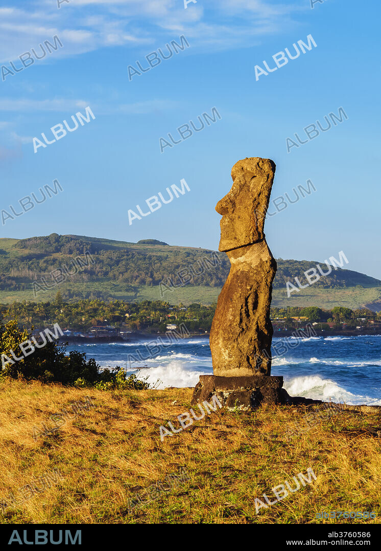 Moai in Ahu Hanga Kioe at sunrise, Rapa Nui National Park, UNESCO World Heritage Site, Easter Island, Chile, South America.