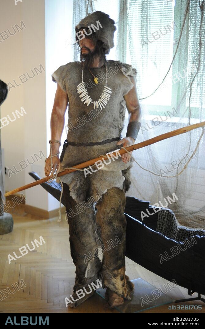 Polonia. Prehistoria. Neolítico. Recreación de un cazador y su vestimenta. Exposición temporal "Los cazadores de Fok desde la Edad de Piedra en el Golfo de Puck" (marzo-junio de 2015). Museo Arqueológico. Gdansk. Polonia.