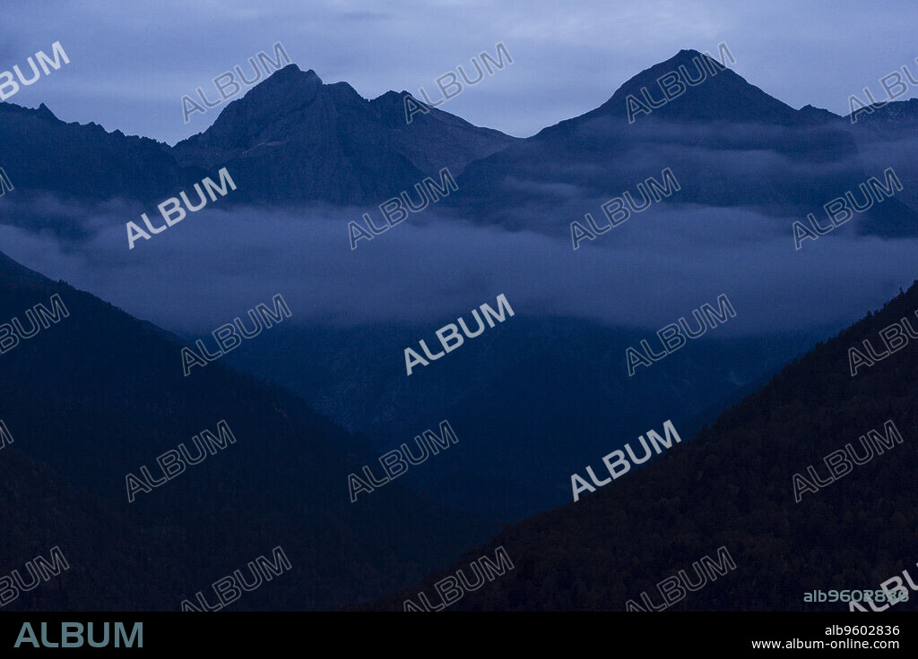 valle de la Artiga de Lin y el macizo del Aneto, valle de Aran, Catlunya, cordillera de los Pirineos, Spain, europe.