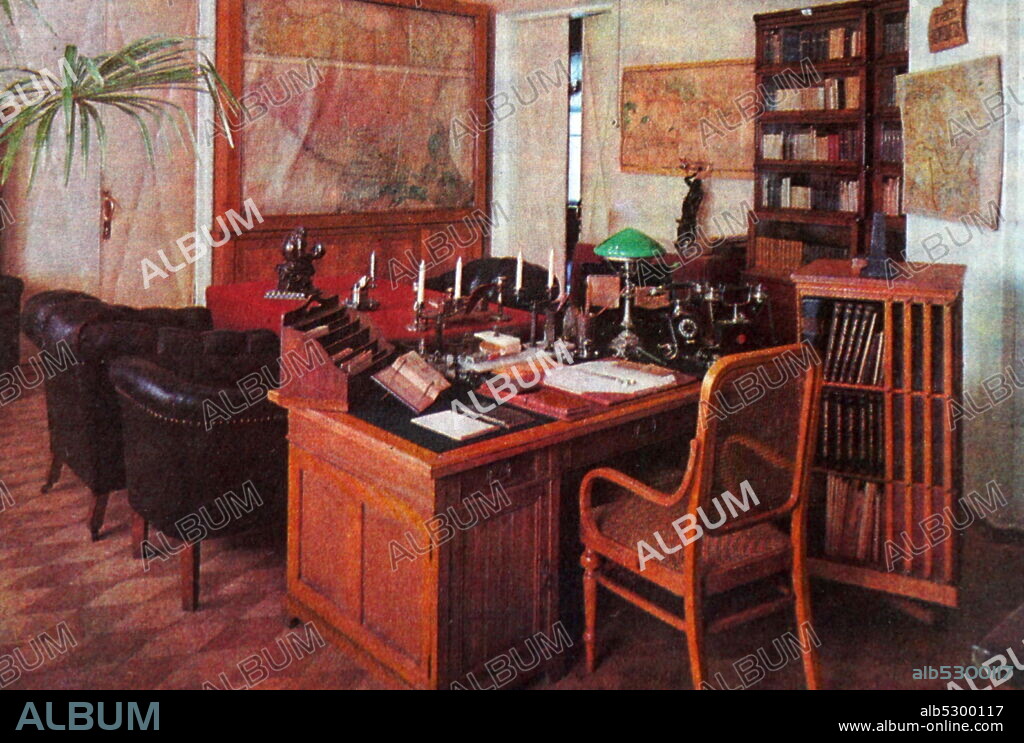 Study used by Vladimir Ilyich Lenin when he lived and worked in Moscow. Here he wrote many works. In the picture: V.I. study Lenin in the Kremlin.