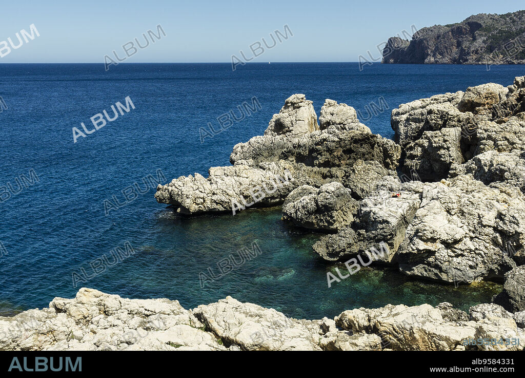 Sa Caleta de Son Beltran, road painters, tramuntana coast between Deia and Soller, Deia, Mallorca, Balearic Islands, Spain, Europe.