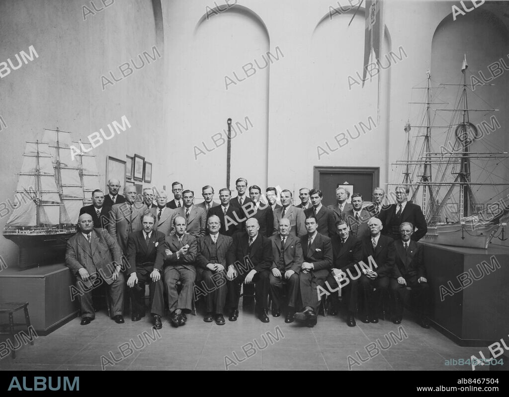 Göteborg - Sjöfartsmuséet omkring 1944. Skeppsbyggmästare och inspektörer för isländska fiskebåtsbyggena.. Sittande fr v: Peter Pettersson Hälsö, Herluf Ryel Island, Olafur Sigurdsson Island, Olof Traung Sverres varv, Edmund Andersson ombudsman, Nils Ljungqvist ordf. i Föreningen för Sveriges mindre varv, advokat Nils Jacobsson, J.W. Berg Hälsö, Christian Lund Ekenäs varv, Alfred Andersson Ringens båtvarv Marstrand. Stående fr v: Viktor Olsson Falkenberg, Albert Svensson Pukaviks skeppsvarv, Okänd, Patrik Andersson Ringens båtvarv i Marstrand, Ernst Davidsson Simrishamn, Okänd, Golden Lund, Åke Groth Sjötorps varv, Bernhard Lund, Jan-Olof Traung Sverres varv, Sigward Carlsson Knippla skeppsvarv, Verner Olsson Skredsvik, Efraim Björkman Saltvik, Wilhelm Oscarsson Hälleviksstrand, Åke Holm Råå, Gustaf Gustafsson Landskrona, Martin Gustafsson Landskrona, Per Petersson Hälsö, Einar Johansson Djupvik. *** Local Caption *** . SKATT.