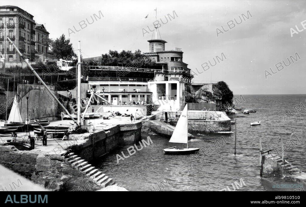 1940. Vista general del real club de astur de Regatas en Gijón (Asturias).