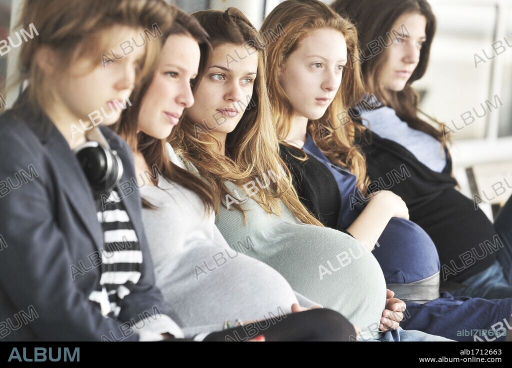 ESTHER GARREL, JULIETTE DARCHE, LOUISE GRINBERG et ROXANE DURAN dans 17 FILLES, 2011, réalisé par DELPHINE COULIN et MURIEL COULIN. Copyright ARCHIPEL 35.