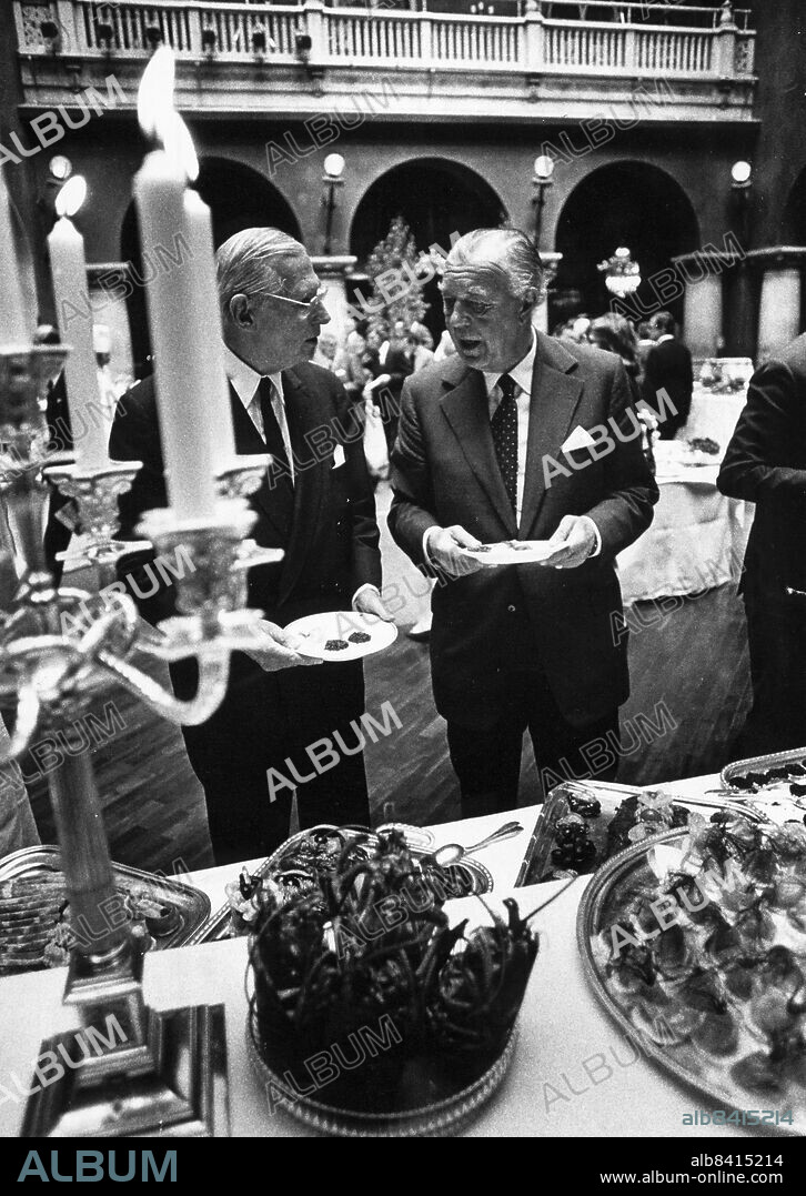 Stockholm 1974-06-14. Marcus Wallenberg och prins Bertil äter rysk kaviar i vinterträdgården på Grand Hôtel för att besegla att sommarverandorna är permanenta.. Foto: Per L-B Nilsson / DN / TT / Kod: 41. ** SvD OUT **.