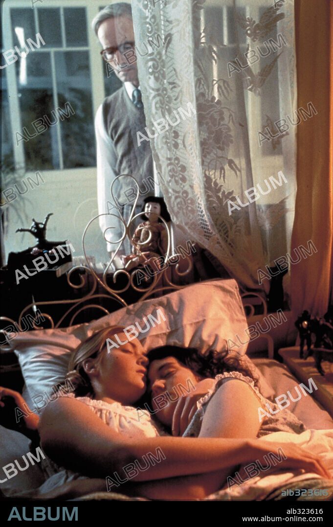 KATE WINSLET and MELANIE LYNSKEY in HEAVENLY CREATURES, 1994, directed by PETER JACKSON. Copyright MIRAMAX.
