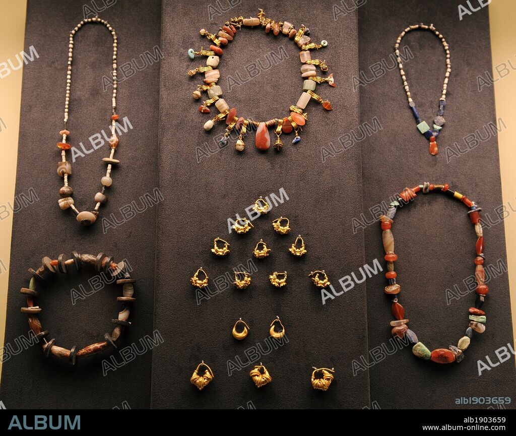 ARTE MESOPOTAMICO. IMPERIO ASIRIO (1813 a. C. -690 a. C). AJUARES FUNERARIOS: Collares y pendientes. Fechado en el Imperio Asirio Antiguo y Medio (XIV y XII a. C.) y el Imperio Neoasirio (VIII-VII A. C). Museo de Pérgamo (Isla de los Museos). Berlín. Alemania. Europa.