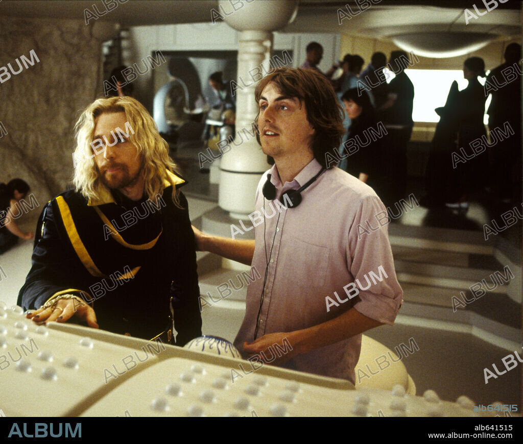 GARTH JENNINGS and SAM ROCKWELL in THE HITCHHIKER'S GUIDE TO THE GALAXY, 2005, directed by GARTH JENNINGS. Copyright TOUCHSTONE PICTURES / SPARHAM, LAURIE.