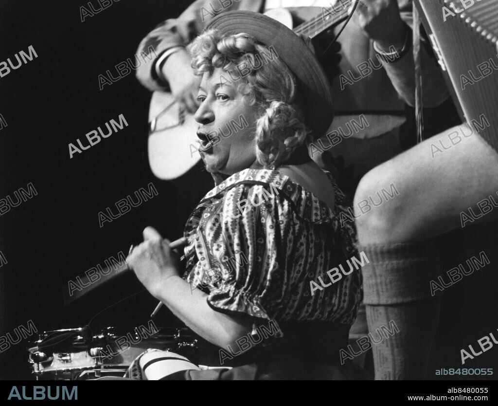 STOCKHOLM 1957.. Orig. bildtext... KAR DE MUMMA-REVYN 1957 Hjördis Petterson Anm. Publ i RiR 24/57 persons: HJÖRDIS PETTERSON sites: STOCKHOLM;SVERIGE.