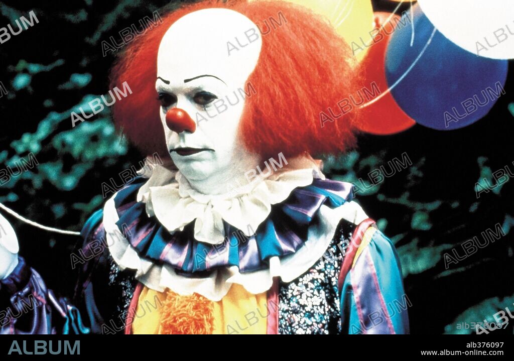 TIM CURRY en IT, 1990, dirigida por TOMMY LEE WALLACE. Copyright WARNER HOME VIDEO.