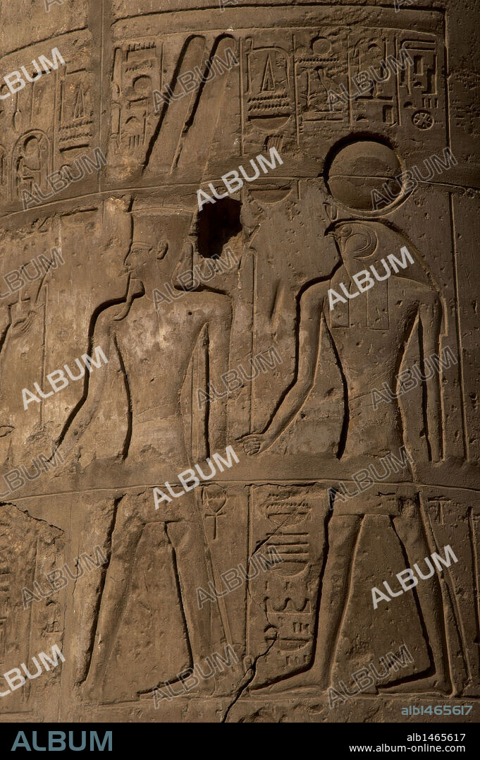 ARTE EGIPCIO. EGIPTO. Relieve con la representacion del dios AMON "el misterioso" con casco cubierto con dos grandes plumas y barba postiza. Detrás suyo RA, dios solar superior representado con cabeza de halcón, cuernos de vaca y disco solar. PRIMER PATIO DE RAMSES II. TEMPLO DE LUXOR. DINASTIA XIX. (1320-1200 a. C). IMPERIO NUEVO.