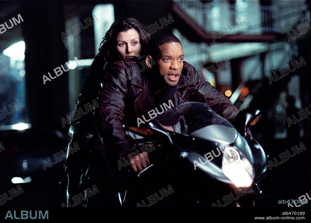 BRIDGET MOYNAHAN and WILL SMITH in I, ROBOT, 2004, directed by ALEX PROYAS. Copyright 20TH CENTURY FOX / GERLITZ, AVA V.