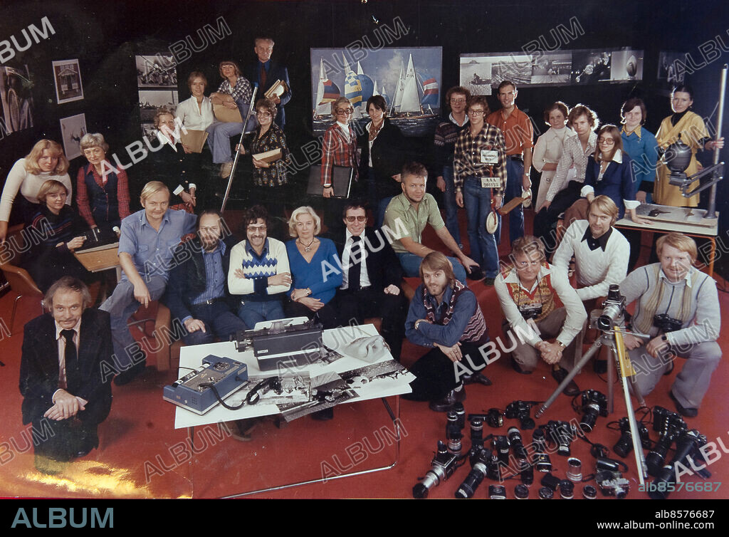 Pressens Bild personalen gruppbild. Främre raden: VD Alf Lidman, Leif Seijen, Olof Gustafsson, Bert Mattsson, Mary Beckman,Jörgen Carlsson, Hans T Dahlskog, Lars Öhlund, Olle Lindeborg, Jan Collsiöö och Bertil Ericsson. Bakre raden: Ekonomiavdelningen Hållstedt, Birgitta Sondal, Jesper och Mons Brunius Jörgen Barre, Labbet: Clary, Tommy Pedersen, Ingmarie Waginder, Agneta Valfridsson och Brigitte. Foto Jan Delden PRB kod 10510.