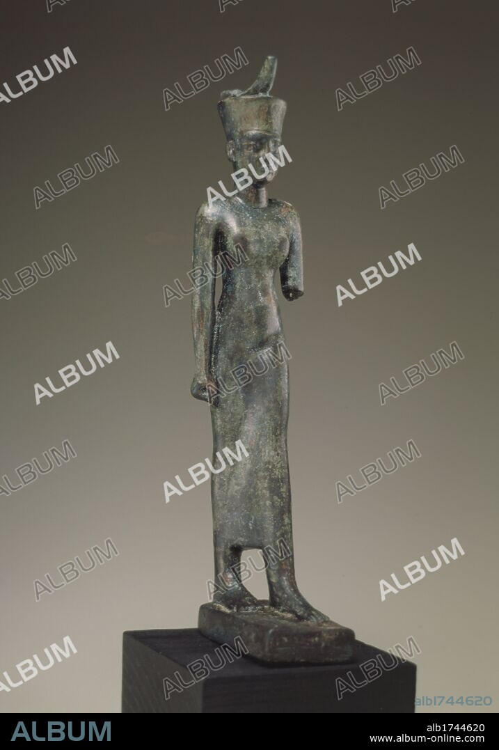 Madrid, M.A.N. Arte Egipcio. Estatuilla de la divinidad Neith, diosa guerrera de Sais. Bronce (alt.13.2, anch.3.2) s.VI-III a.c. Procedencia desconocida. Colección Gabinete de Antiguedades de la Real Biblioteca.