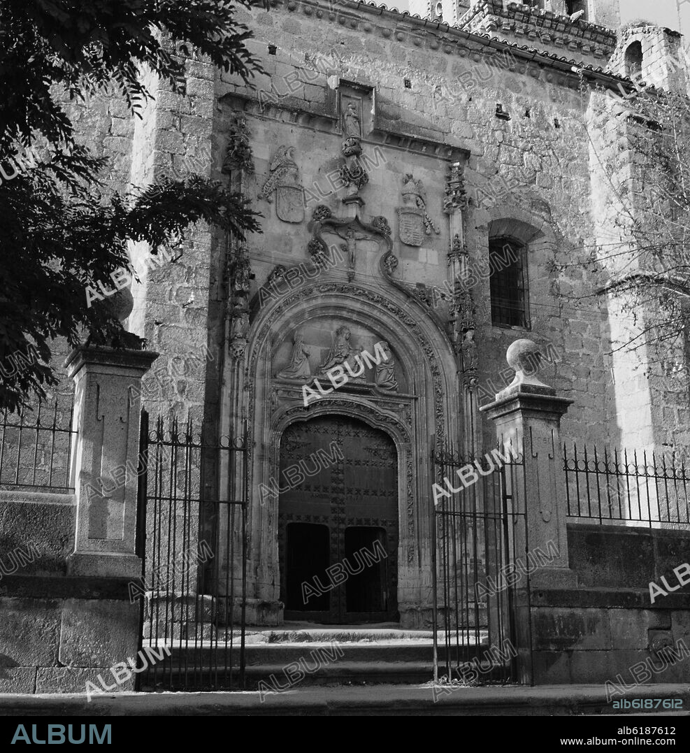 JUAN GUAS. PORTADA NORTE O PORTADA DE LA PIEDAD DE LA IGLESIA DE LA ASUNCION - GOTICO TARDIO - SIGLO XV - FOTOGRAFIA EN BLANCO Y NEGRO - AÑOS 50.