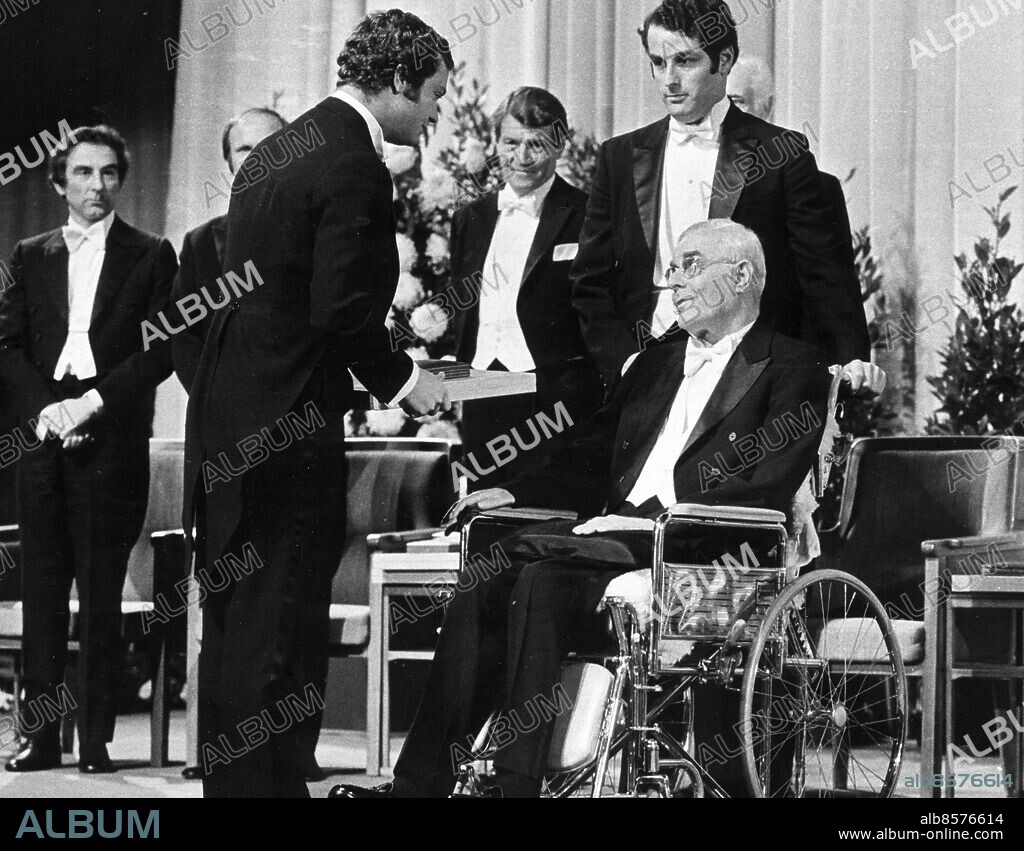 File Sweden Nobel 1972. Chemistry laureate William H. Stern, USA receives his prize from Crown Prince Carl Gustaf of Sweden. Stein shares the prize with Stanford Moore and Christian Anfinsen. Foto: TT Kod: 194 COPYRIGHT SCANPIX SWEDEN.