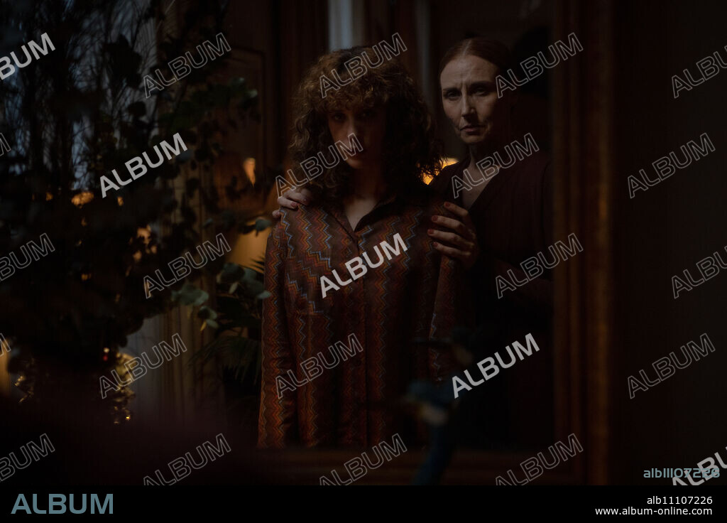 MARIA PEDRAZA et MONA MARTINEZ dans ETOILES DE CRISTAL, 2022 (LAS NIÑAS DE CRISTAL). Copyright Netflix España/Federation Spain / PAVON, MANOLO.