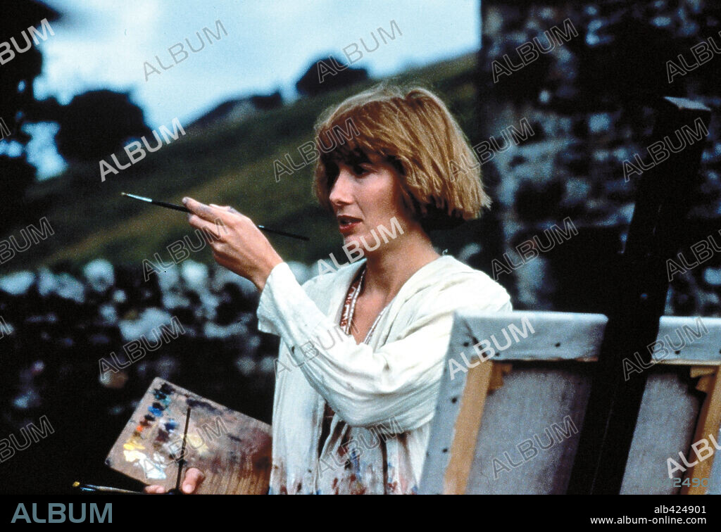 DORA CARRINGTON y EMMA THOMPSON. EMMA THOMPSON en CARRINGTON, 1995, dirigida por CHRISTOHER HAMPTON. Copyright POLYGRAM.