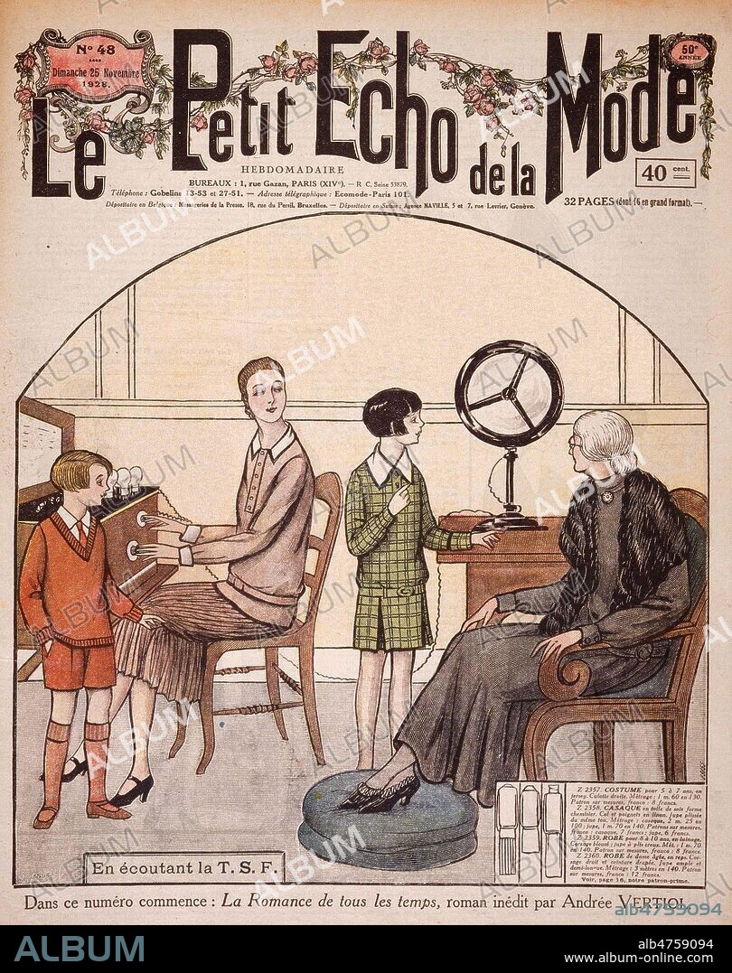 'En ecoutant la TSF'. Une famille ecoute la radio dans le salon, in Le Petit Echo de la Mode, n°48, 25 novembre 1928, annees 20 en France. Credit: Collection KHARBINE-TAPABOR.
