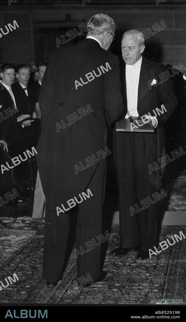 NOBEL PHYSICS:1956 - Physics laureate Walter Houser Brattain, USA receives his prize from the Swedish King Gustaf VI Adolf- Brattain shares the prize with John Bardeen and William B. Shockley, both USA. Foto: TT Kod: 194 COPYRIGHT SCANPIX SWEDEN.