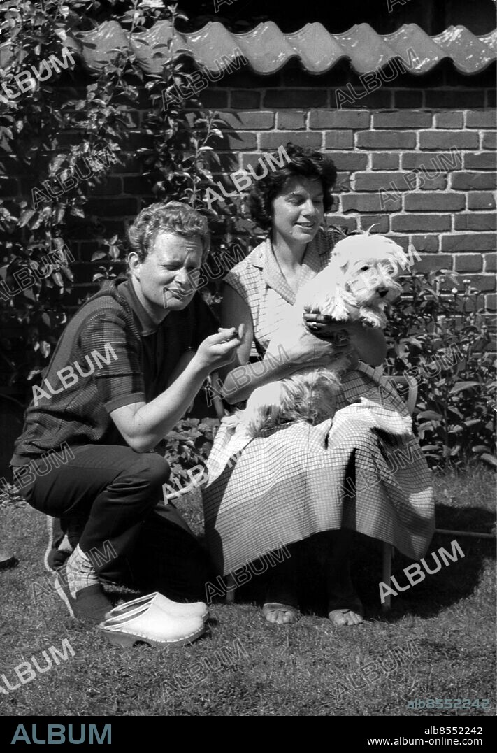 Skådespelaren Ernst-Hugo Järegård 1962. Med hustru fru Karin Nordström och hund i Ystad. (c) Arne Andersson / Sydsvenskan / IBL.