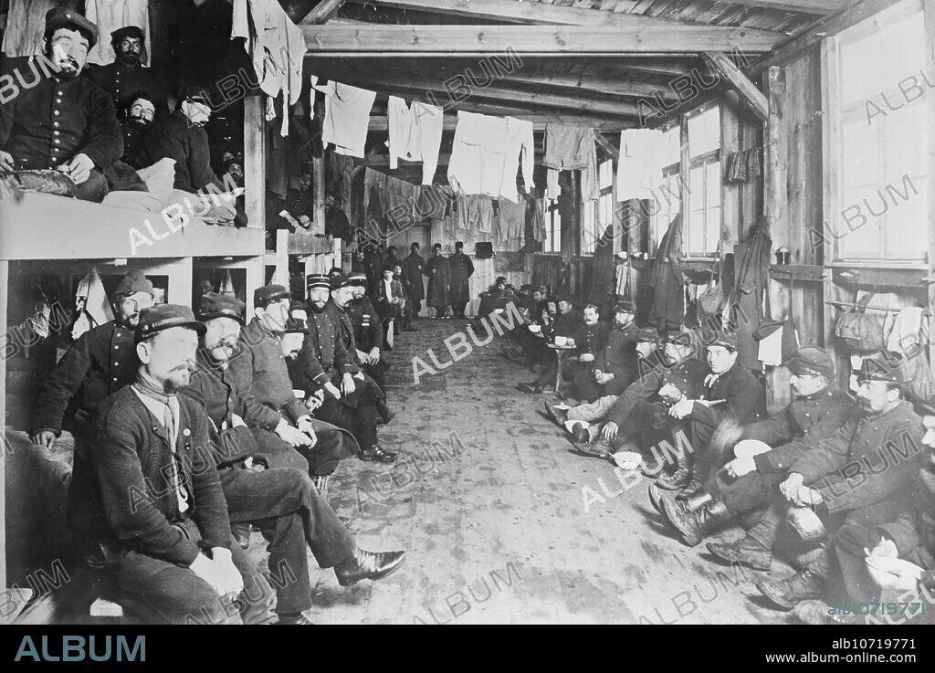 BAIN NEWS SERVICE. Zossen, prisoners' sleeping room, between 1914 and c1915. Prisoners in barracks at Zossen prisoner of war camp, Wu¨nsdorf, Zossen, Germany, during World War I.