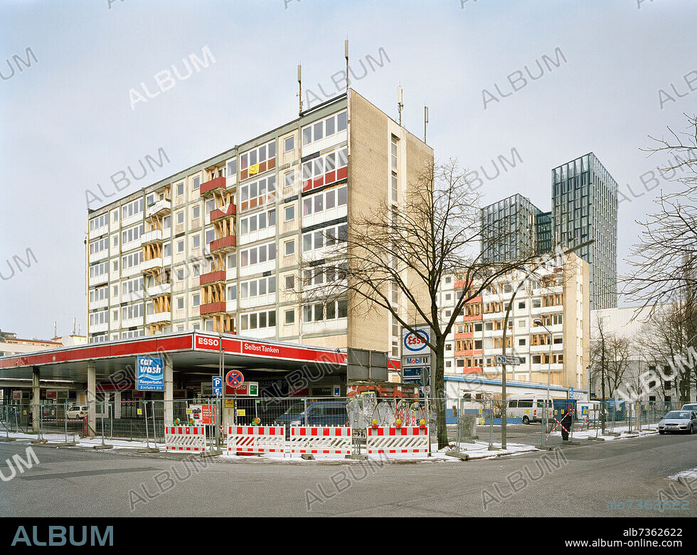 Esso-Häuser, St.Pauli, Hamburg 2014
Architekten: Herbert Großner und Hanns Stich, Erbaut 1960-61 an der Reeperbahn/Spielbudenplatz/Taubenstraße/Kastanienallee, benannt nach der Esso-Tankstelle
Evakuierung der Bewohner im November 2013 wegen Einsturzgefahr; Gründung der Initiative Esso-Häuser; Abriss 2014.