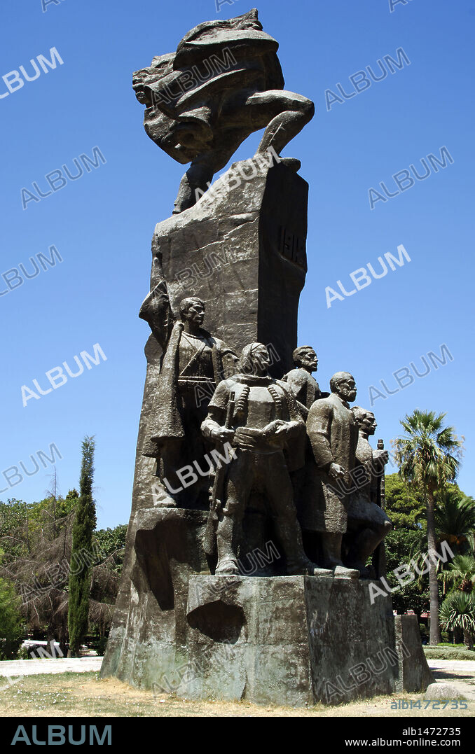 República de Albania. Vlore. Monumento a la Independencia. Conmemora la proclamación de independencia de Albania del Imperio Otomano en Vlora en 1912. Obra del escultor Mumtaz Dhrami (n.1936). Plaza de la Bandera.