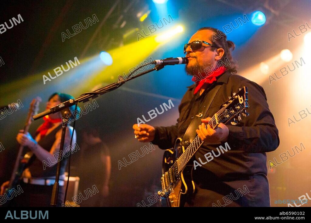 Tito and Tarantula, Tito  Tarantula - die amerikanische Rockband mit Saenger Tito Larriva bei einem Konzert am 12.07.2012 in der Hamburger Markthalle.||KEINE PERSOENLICHKEITSRECHTE VORHANDEN, NUR FUE.
