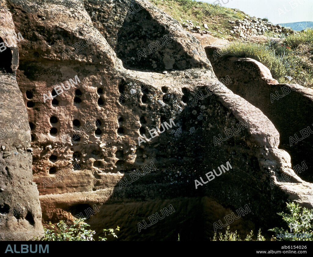 UNICO RESTO QUE SE CONSERVA DE UNA INSULA O CASA DE VECINOS DEL YACIMIENTO DE EPOCA ROMANA, PODEMOS APRECIAR LAS LINEAS DE LOS FORJADOS DE LOS PISOS.