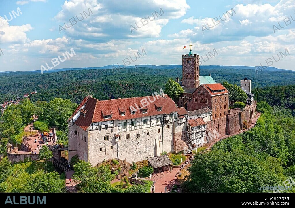Wartburg, hilltop castle, sectional castle, 411 m a.s.l., originally built in 1067 by Ludwig the Knight, rebuilt in the 19th century, buildings from left drawbridge, gatehouse, knights' house with Luther Room, Dirnitz, Thorhalle and garden, keep next to it on the left, bower and palace or landgrave's house behind, south tower behind on the right, aerial view, UNESCO World Heritage Site, Eisenach, Thuringian Forest, Thuringia, Germany