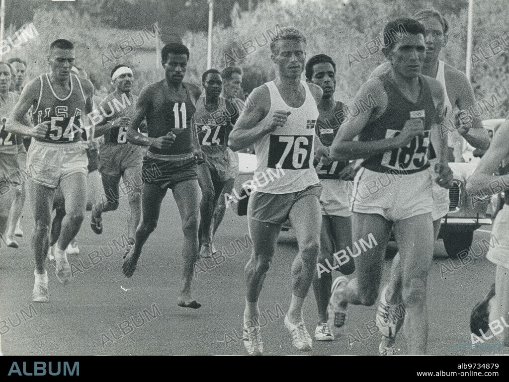 Roma, 10/09/1960. Olimpiadas de Roma. Abebe Bikila, miembro de la Guardia Imperial del emperador de Etiopía, gana el maratón de la olimpiada corriendo descalzo. En la imagen, en un momento de la carrera.